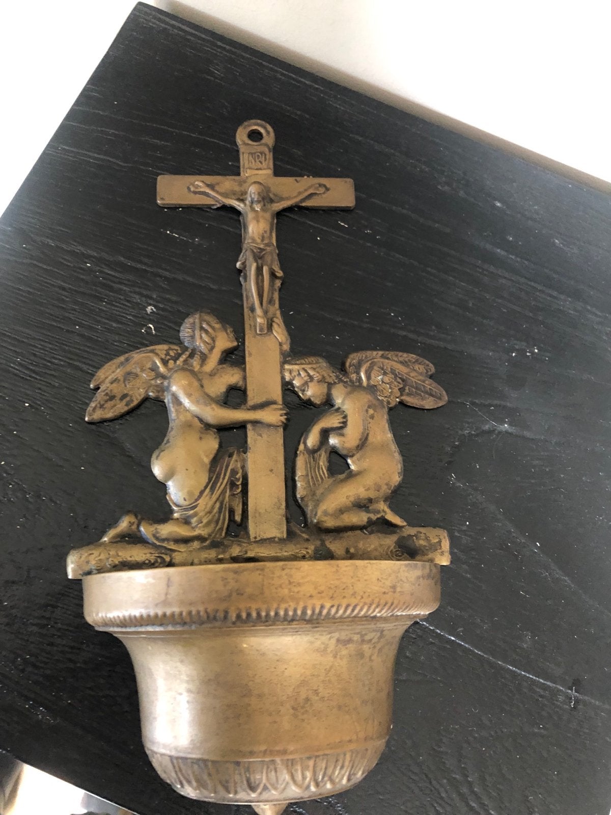 Antiek bronzen wijwaterbakje met engelen en kruisbeeld, Antiek en Kunst, Ophalen of Verzenden
