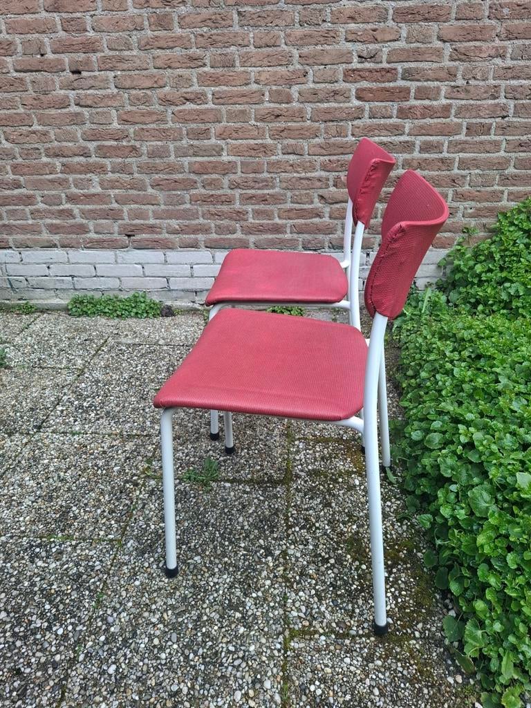 Twee rode stoelen met wit metalen onderstel, Ophalen