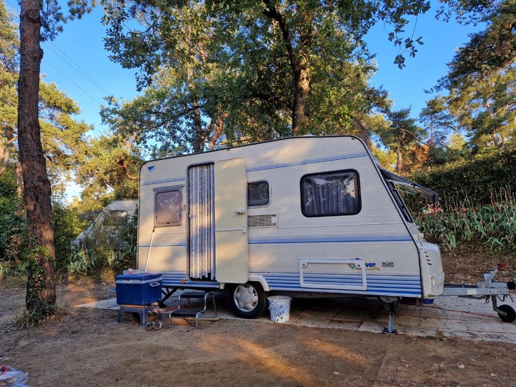 CARAVELAIR Silver 395, Bouwjaar 1999, Caravans en Kamperen, Treinzit, Particulier, 500 - 750 kg, Openslaande ramen