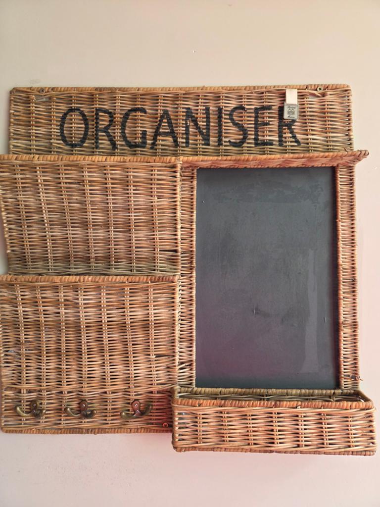 Riviera maison Rotan organiser met krijtbord en opbergvakken, Ophalen of Verzenden, Zo goed als nieuw, Bruin, Landelijk