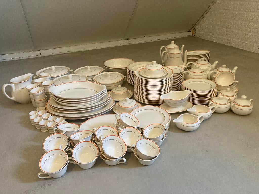 Uitgebreid servies met oranje rand - Vintage merk Regout, Ophalen