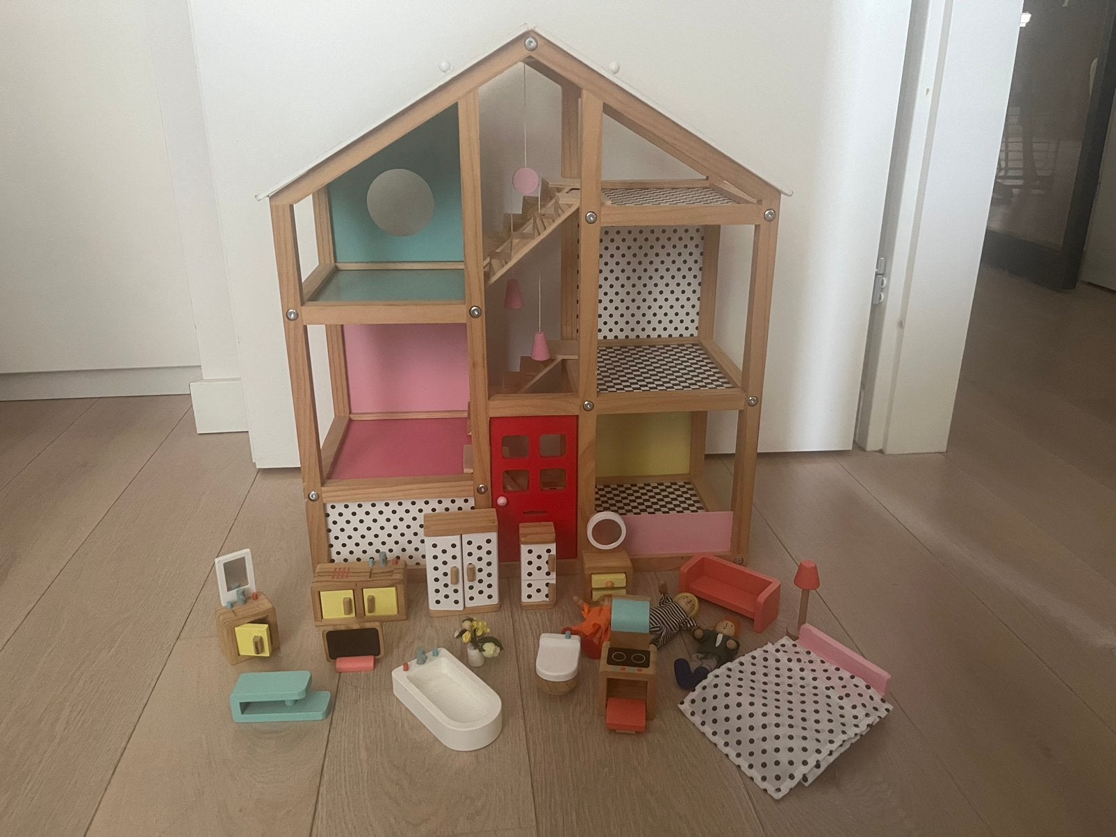 Houten poppenhuis met meubeltjes, Ophalen, Zo goed als nieuw, Poppenhuis
