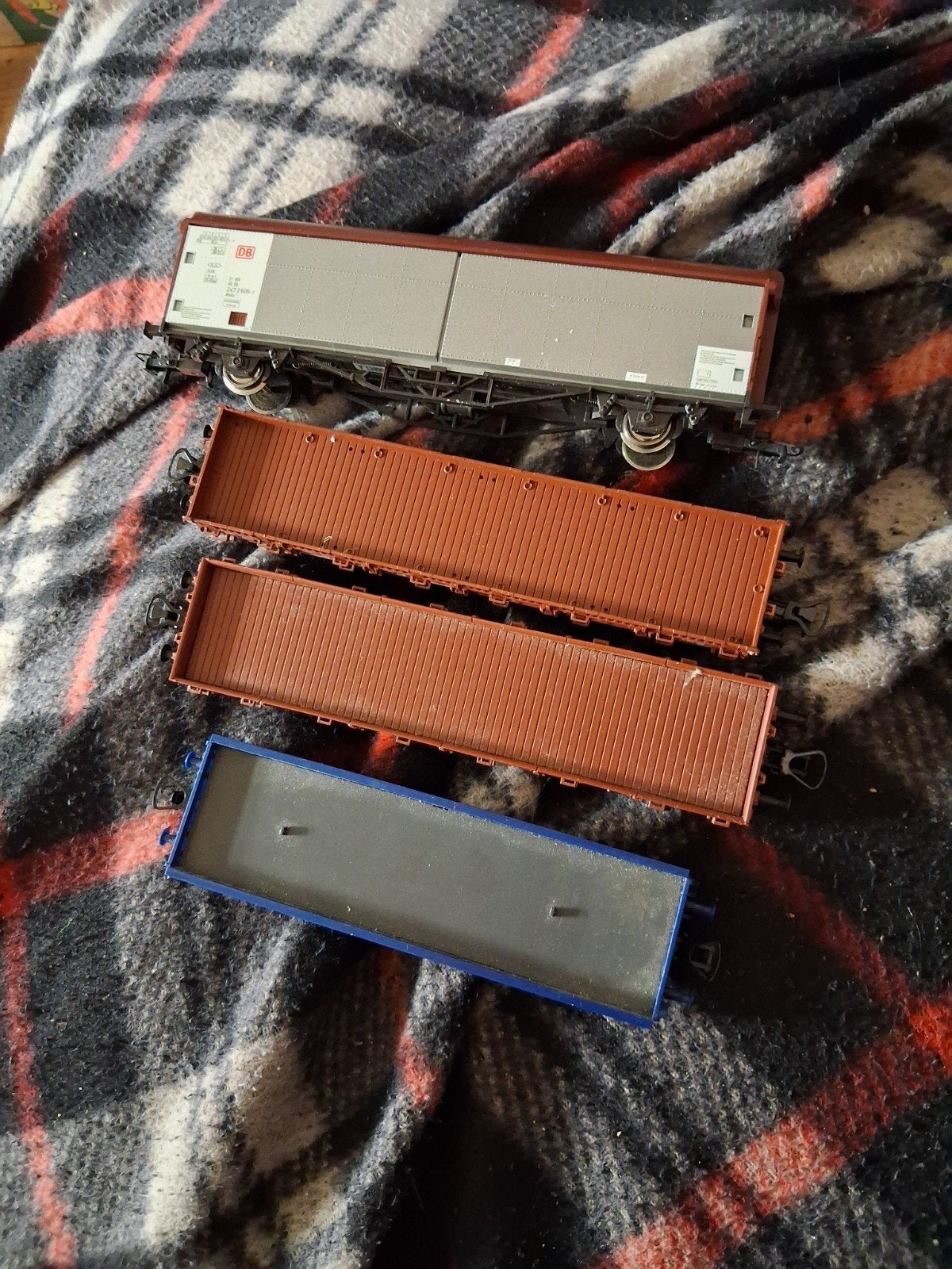 TE KOOP 4 ROCO WAGONS,  DE RONNGE ZIJN GEVONDEN, Gebruikt, Gelijkstroom, Wagon, Ophalen of Verzenden
