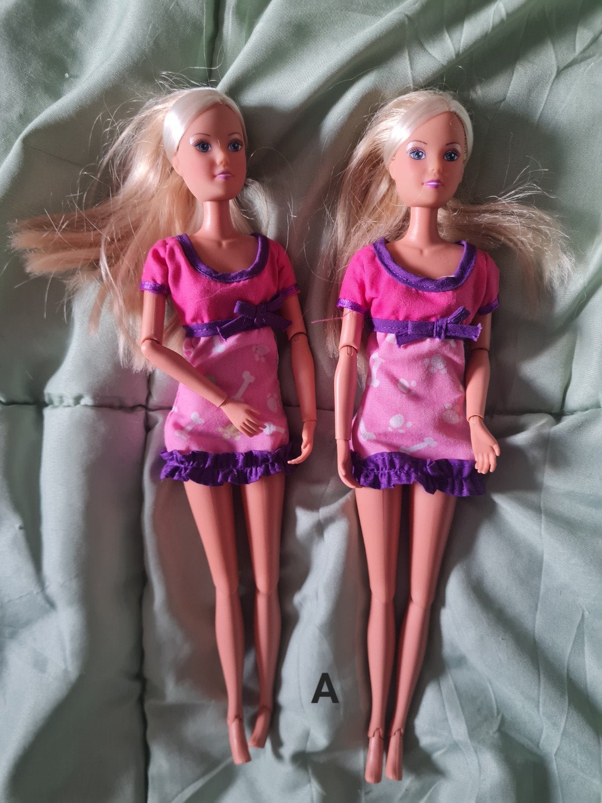 2 Barbiepoppen in roze/paarse jurkjes, Kinderen en Baby's, Ophalen of Verzenden, Zo goed als nieuw, Barbie
