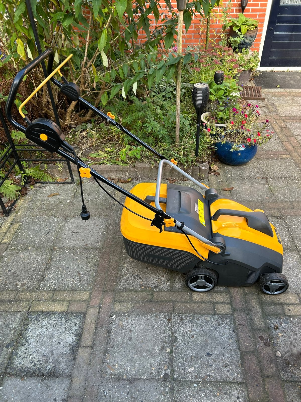 Stiga SV 415 E Elektrische Verticuteermachine, Ophalen, Cirkelmaaier, Gebruikt, Elektrische grasmaaier