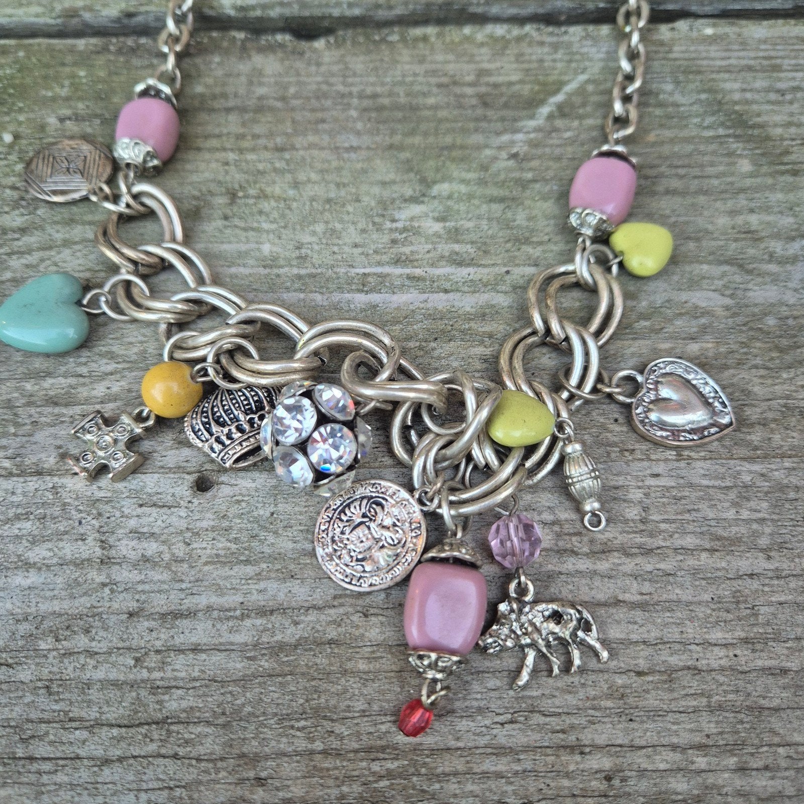 Zilverkleurige ketting met diverse bedels - 28 cm, Overige materialen, Gebruikt, Met hanger, Ophalen of Verzenden