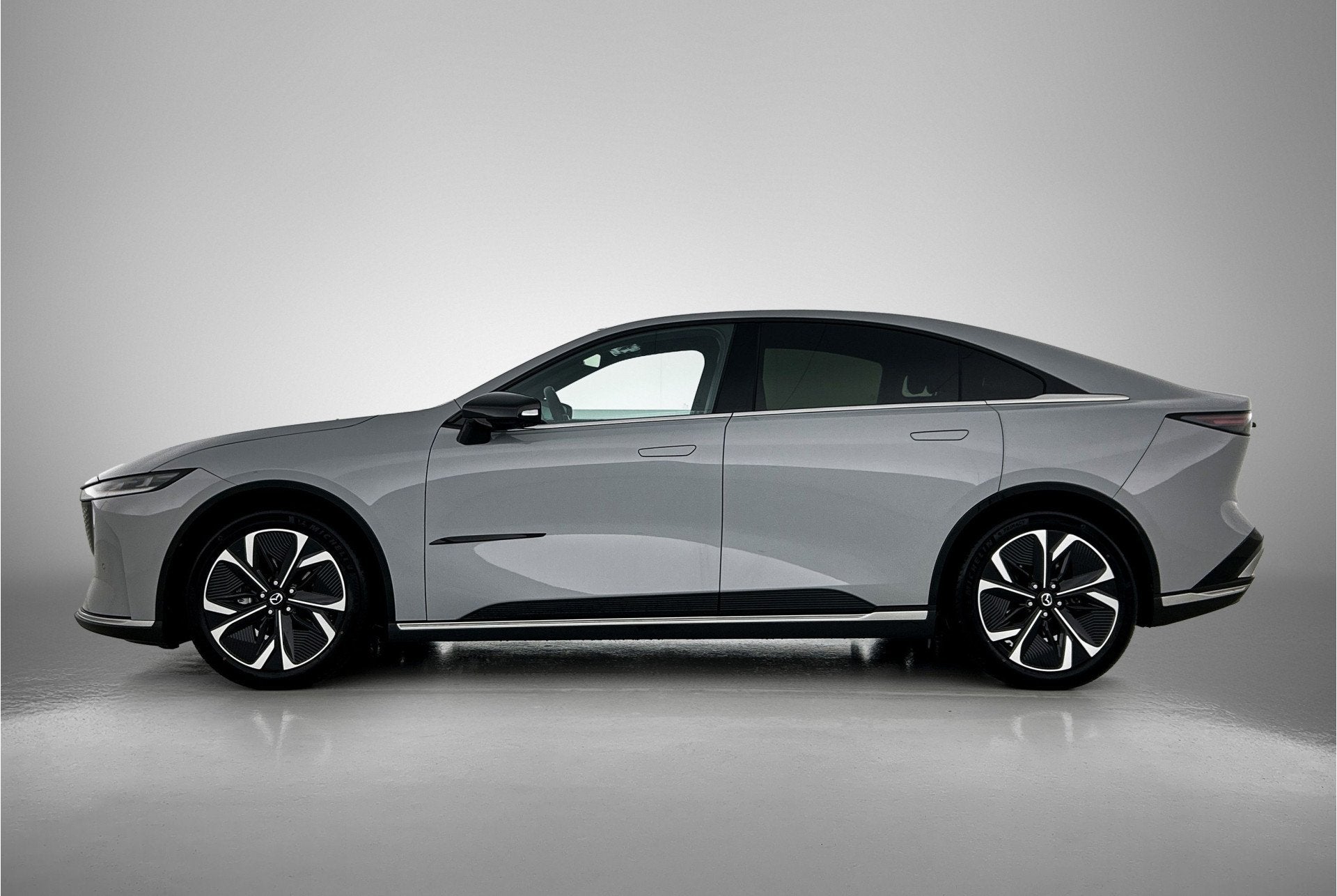 Mazda 6e Takumi 68.8 kWh WLTP 479 km, 10% tot 80% in 24 minu, Automaat, 12 maanden, Zwart, 375 min