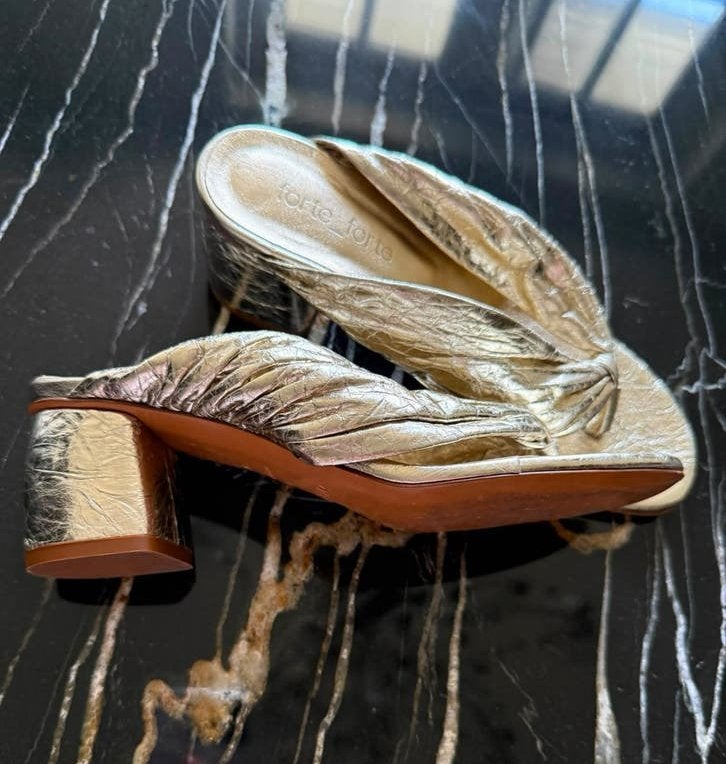 FORTE FORTE - Gold Thong Sandal | Mules | hakken - 38, Kleding | Dames, Ophalen of Verzenden, Zo goed als nieuw, Schoenen met lage hakken
