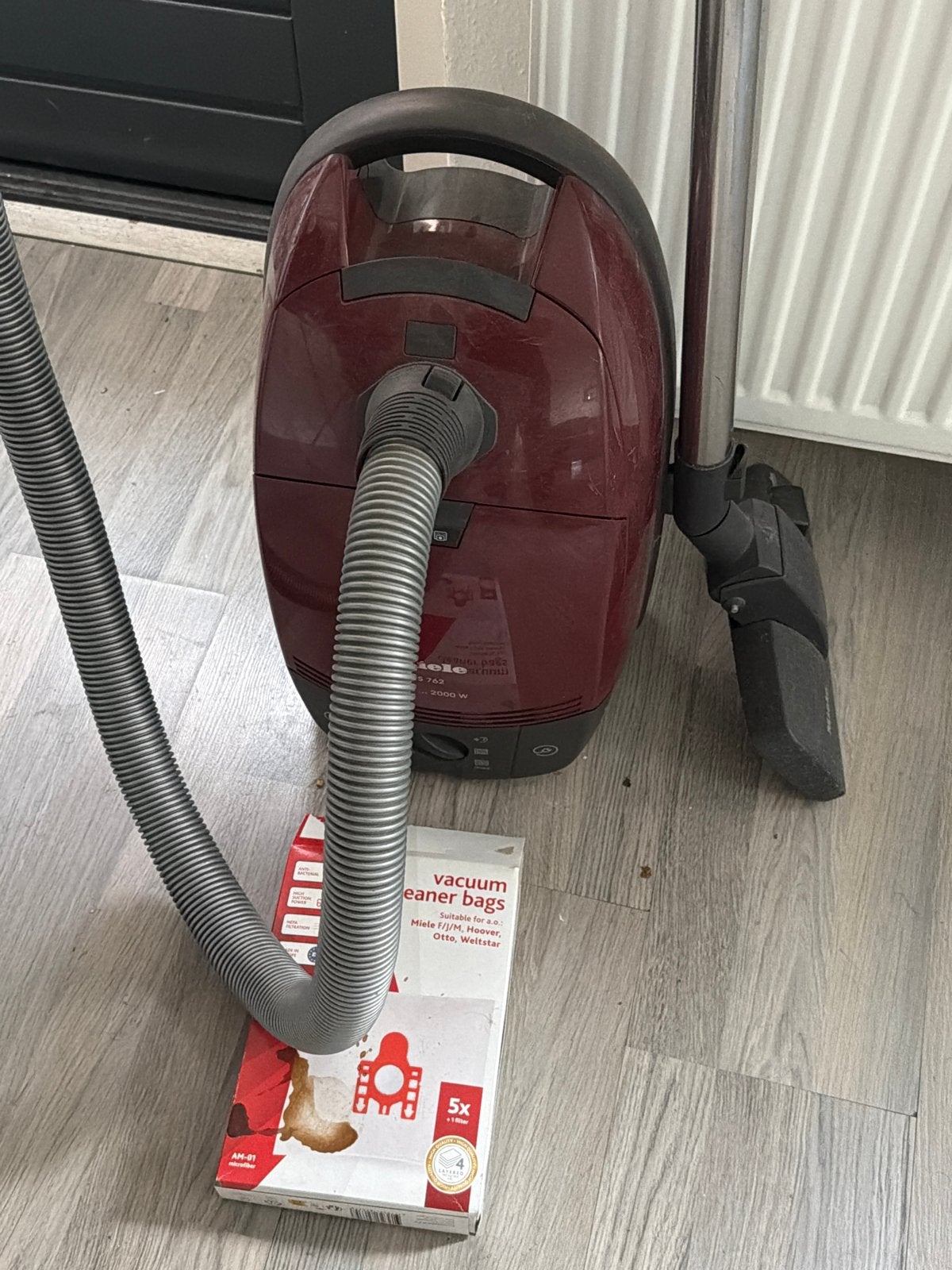 Miele Sledestofzuiger 2000W met stofzakken, Stofzak, Gebruikt, Ophalen of Verzenden, Miele