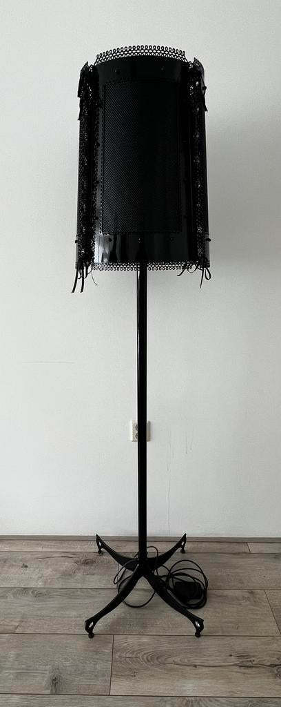 Brand van Egmond Lola design vloerlamp zwart, Huis en Inrichting, Lampen | Vloerlampen, Ophalen, Zo goed als nieuw, 150 tot 200 cm