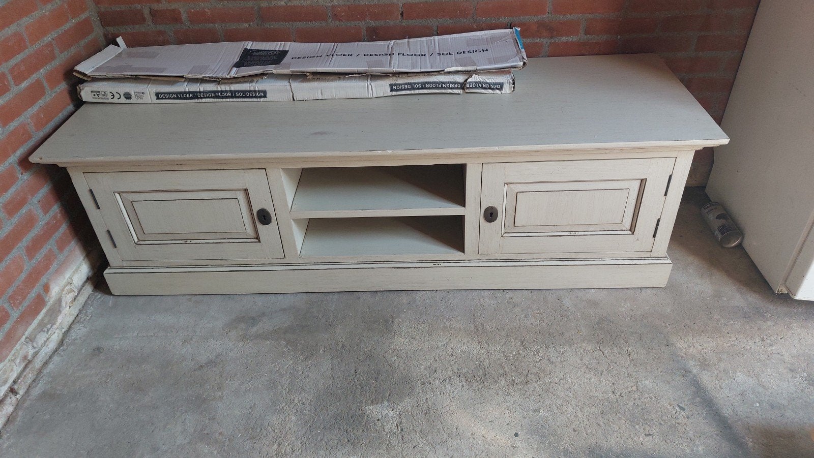 Wit dressoir met deuren en planken, Ophalen, 150 tot 200 cm, Landelijk, 25 tot 50 cm