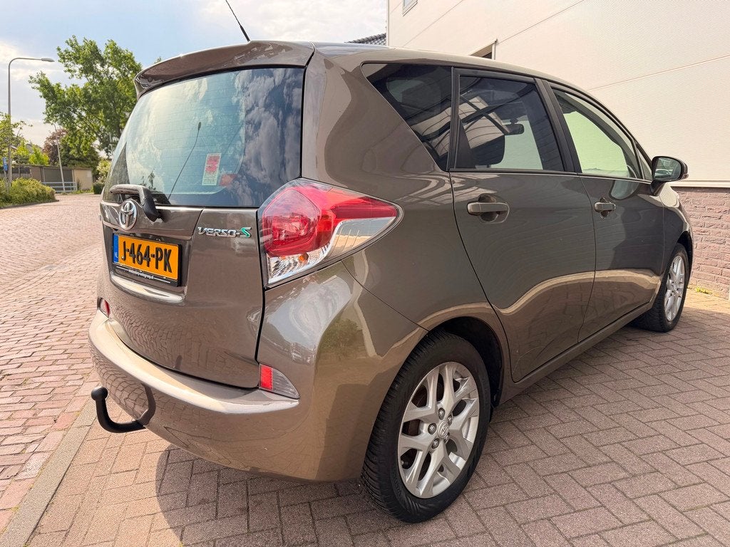 Toyota Verso-S 1.3 VVT-i Dynamic/Pano/Navi/Camera/Automaat/C, Euro 5, Gebruikt, 4 cilinders, Bruin
