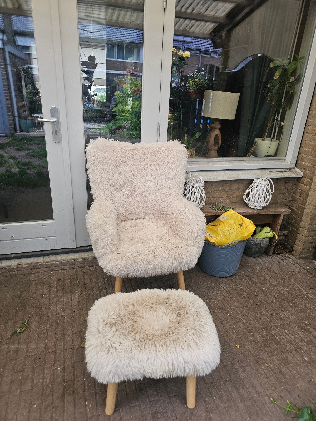 GRATIS - Fluffy stoel met voetenbankje, Ophalen, Modern, Comfortabel, Scandinavisch, Gebruikt, 75 tot 100 cm