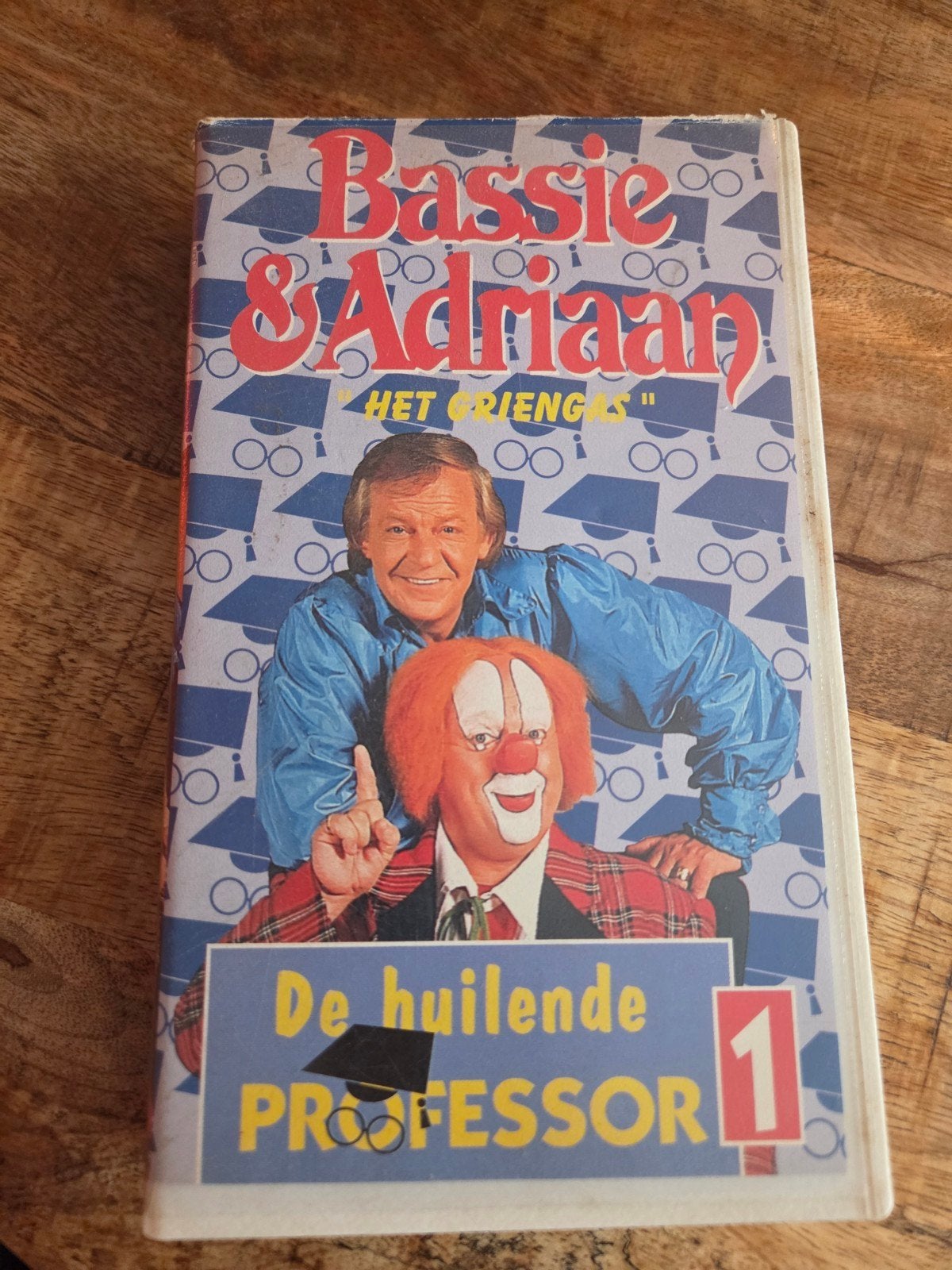 Videoband Bassie & Adriaan De huilende professor 1, Ophalen of Verzenden, Gebruikt, Kinderprogramma of -film, VHS