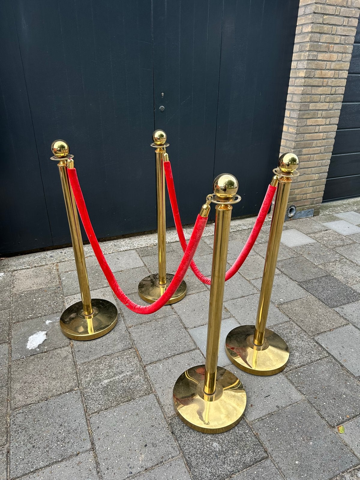 Gouden afzetpalen met rood koord - Feestdecoratie, Ophalen, Gebruikt, Feestartikel, Overige