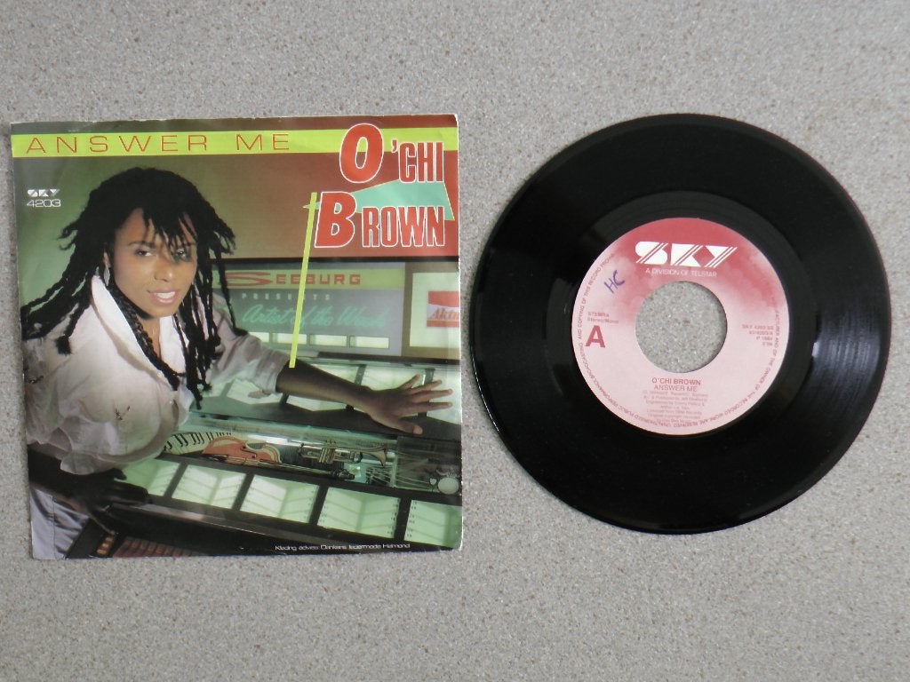O'chi Brown - Answer me - VINYL SINGLE, Gebruikt, 7 inch, Pop, Fotohoes