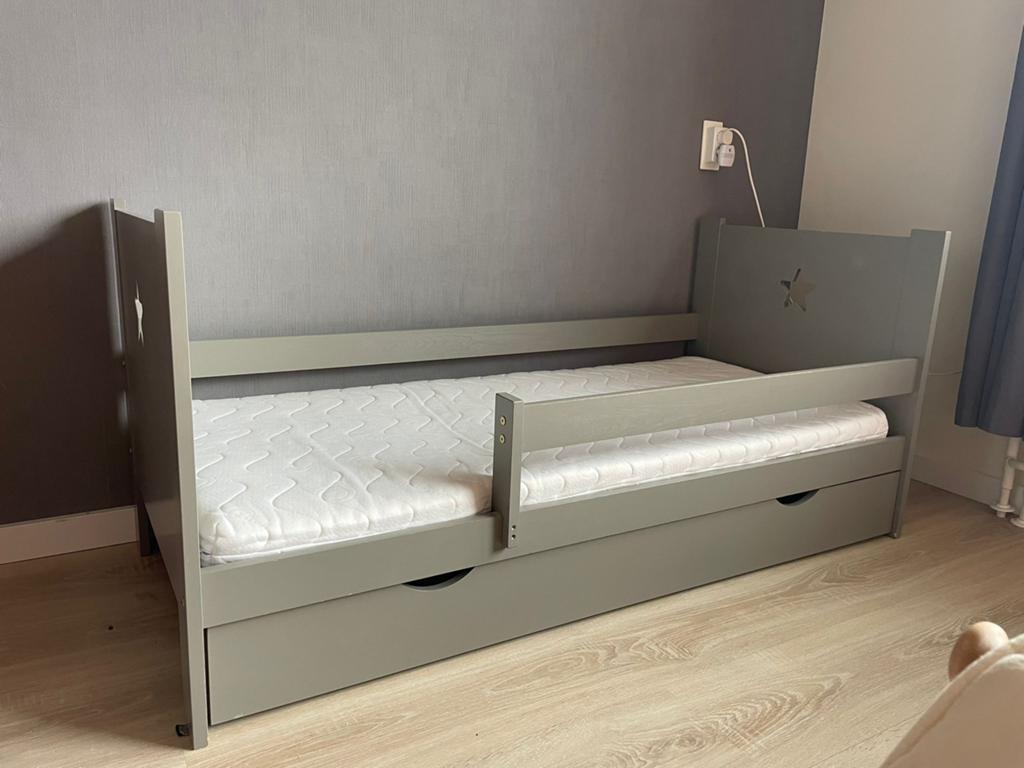 Peuterbed petit amelie 1.55x70 met lade, Kinderen en Baby's, Kinderkamer | Bedden, Ophalen, 140 tot 160 cm, 70 tot 85 cm, Matras