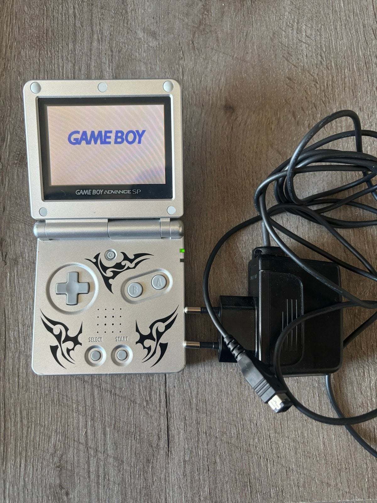 Game Boy Advance SP Tribal Edition AGS-101 (defect), Spelcomputers en Games, Ophalen of Verzenden, Niet werkend, Game Boy Advance SP