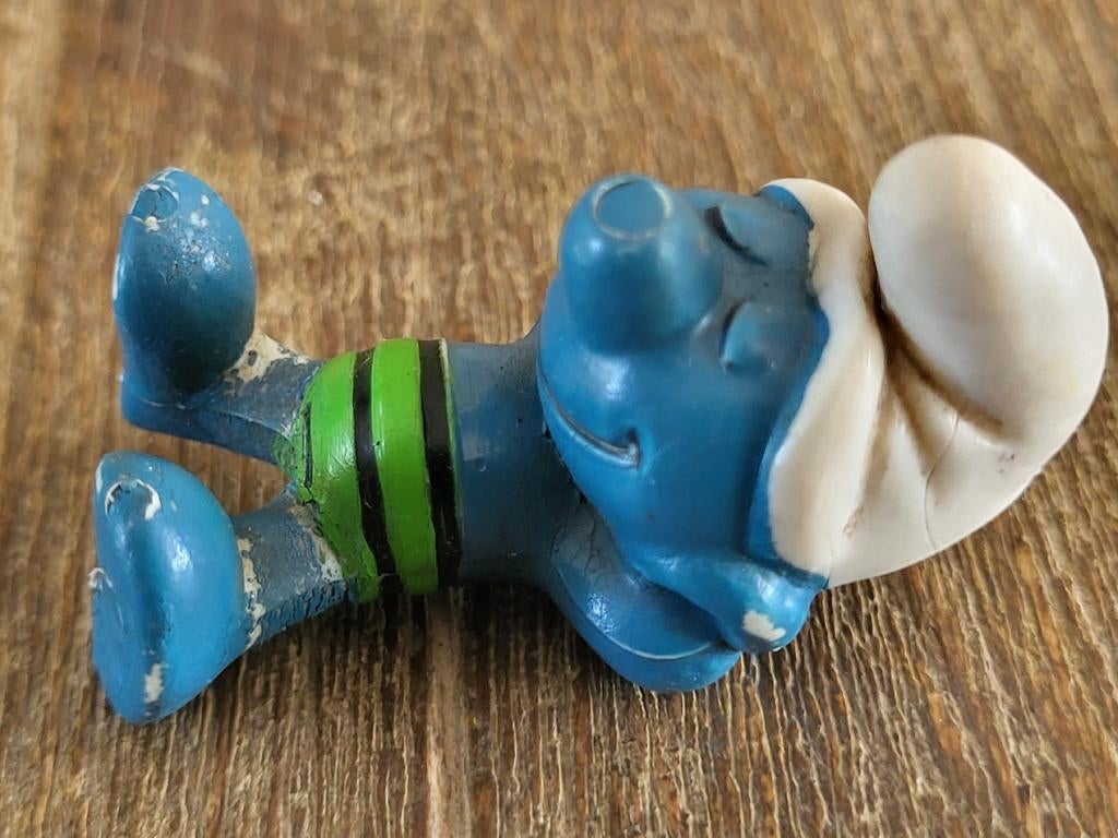 Luilak smurf met zwart/groene zwembroek, Verzamelen, Ophalen of Verzenden, Zo goed als nieuw, Overige Smurfen, Poppetje, Figuurtje of Knuffel
