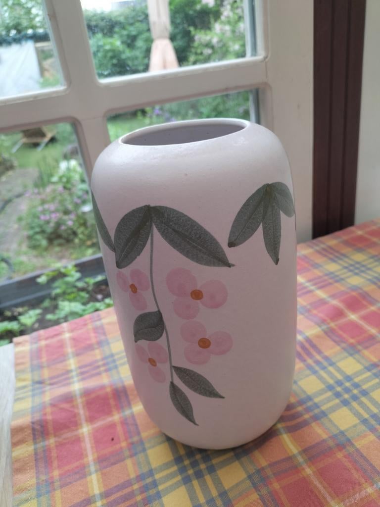 Vaas met decoratie 23,5 cm hoog, Overige kleuren, Aardewerk of Porselein, Ophalen of Verzenden, Zo goed als nieuw