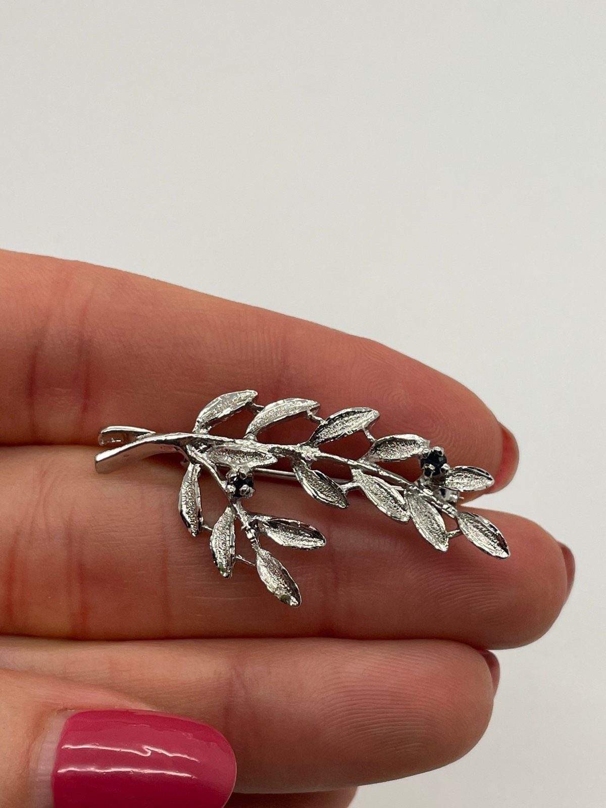 E168 Prachtige zilveren TEKA broche saffier, Ophalen of Verzenden, Zilver, Broche, Met edelsteen