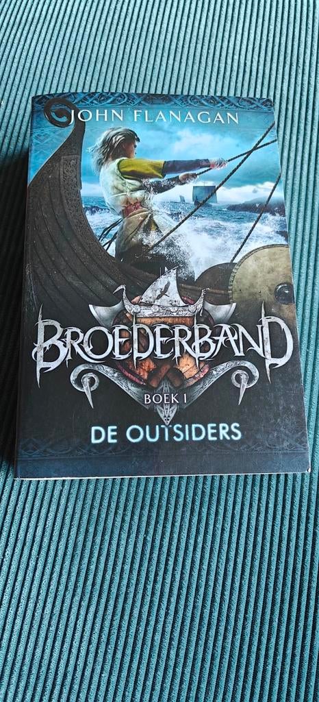 John Flanagan - De outsiders, Ophalen of Verzenden, Zo goed als nieuw, John Flanagan