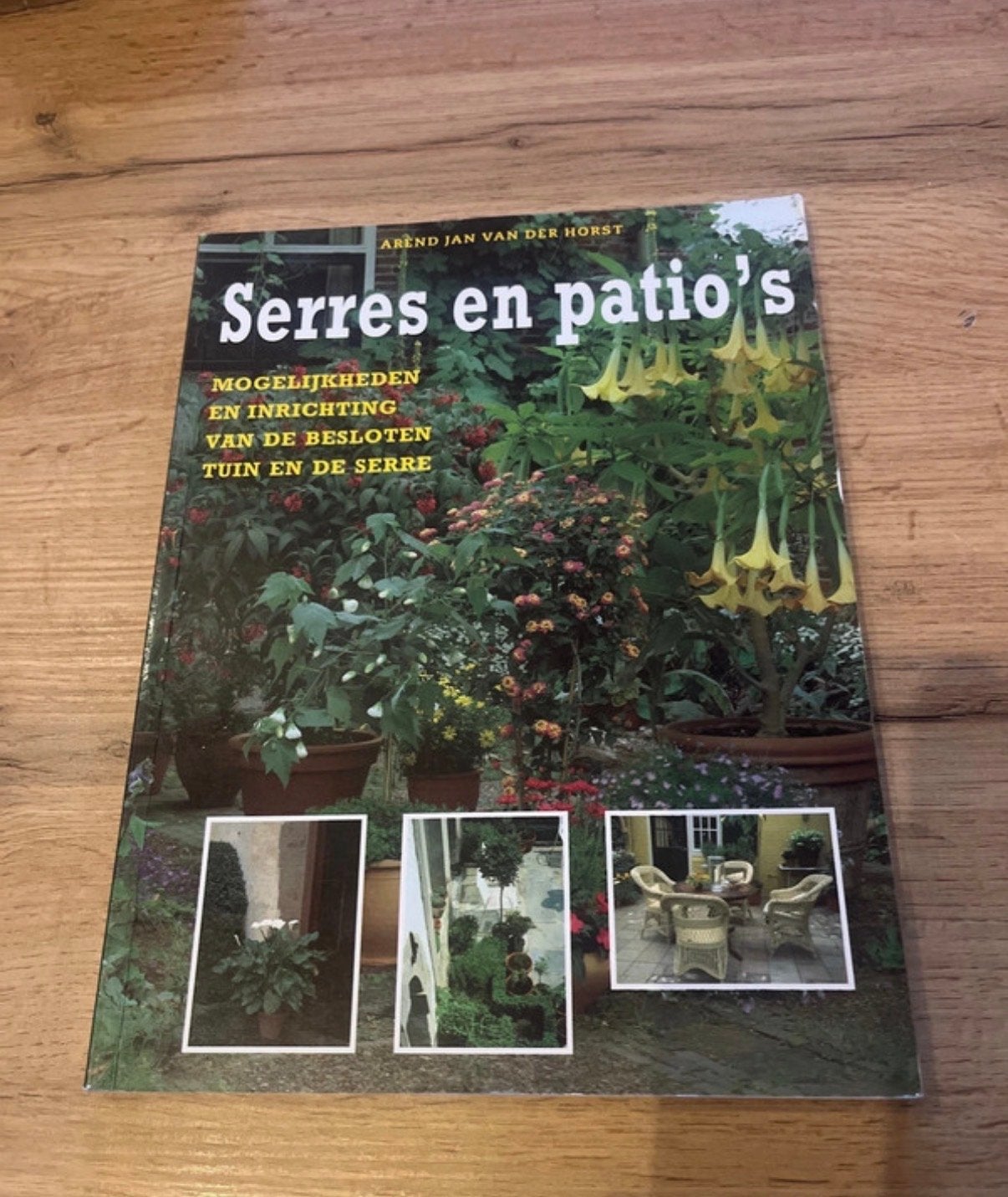 Serres en Patio's - Boek over tuin- en serre-inrichting, Boeken, Wonen en Tuinieren, Ophalen of Verzenden, Zo goed als nieuw, Tuinieren en Tuinplanten