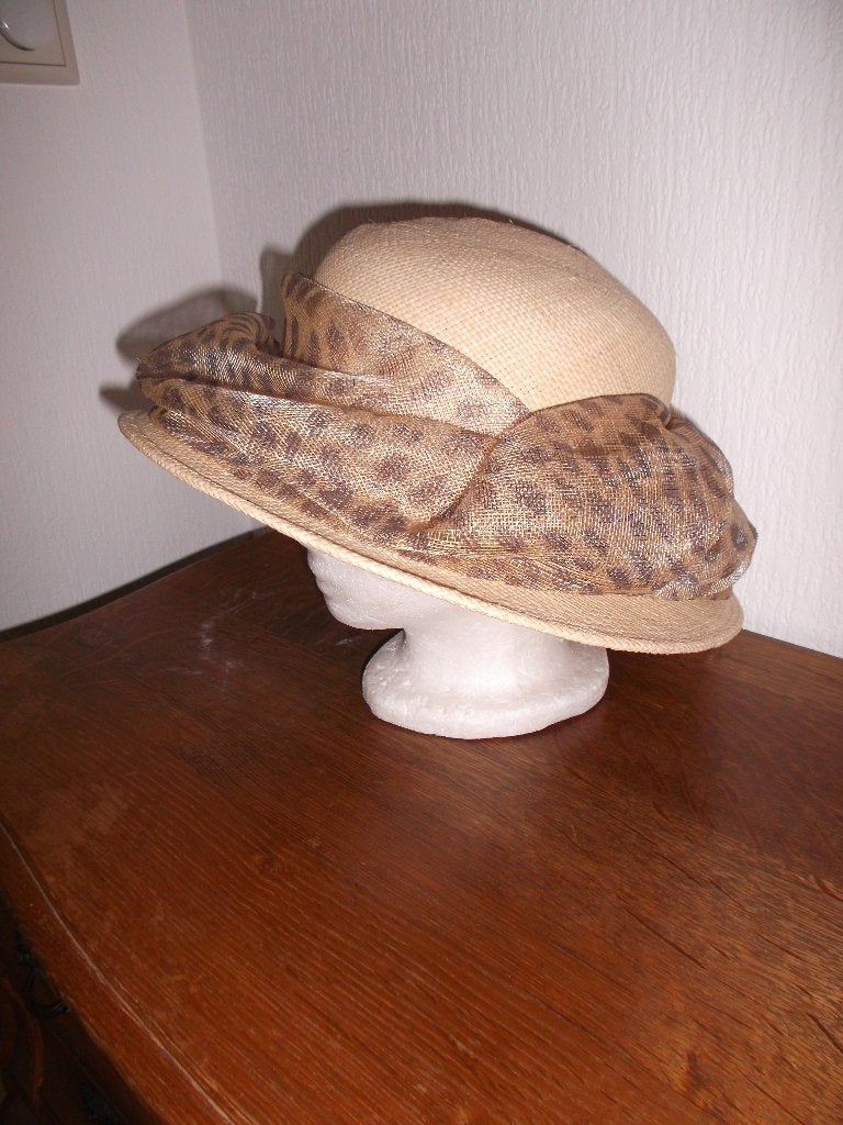 Een zgan charmante  dames zomerhoed met draperie, Ophalen of Verzenden, Zo goed als nieuw, One size fits all, Hoed