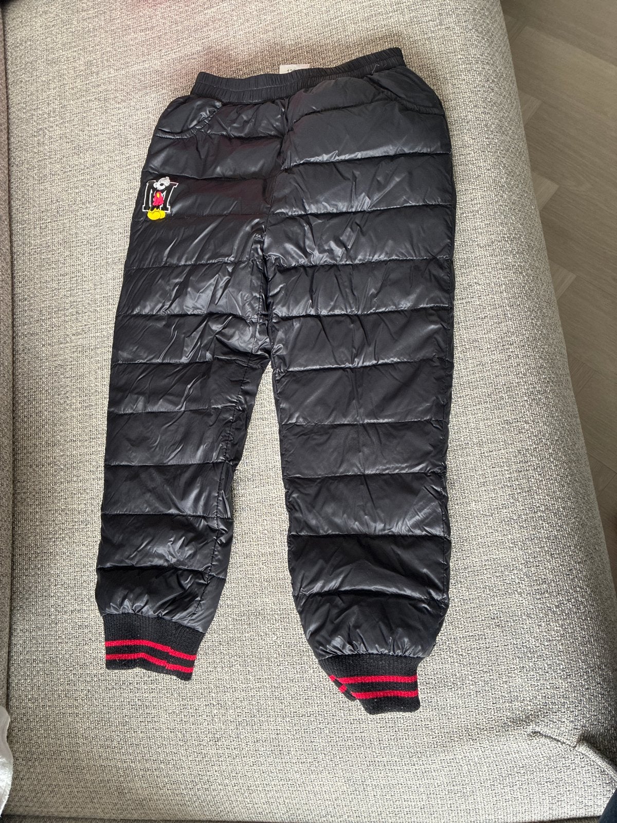Zwarte gewatteerde broek met Mickey Mouse-patch, Ophalen, Gebruikt, Jongen of Meisje