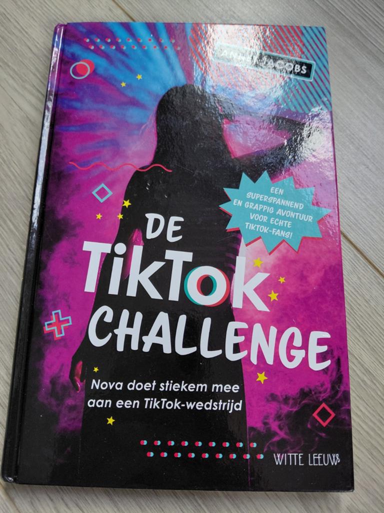 Boek de tiktok challenge, Ophalen of Verzenden, Zo goed als nieuw