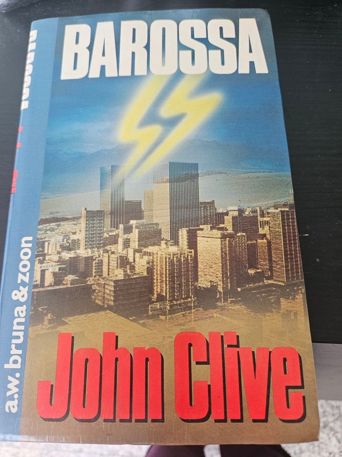 Barossa - John Clive (1984) - Thriller, Ophalen of Verzenden, Gelezen, John Clive, Nederland