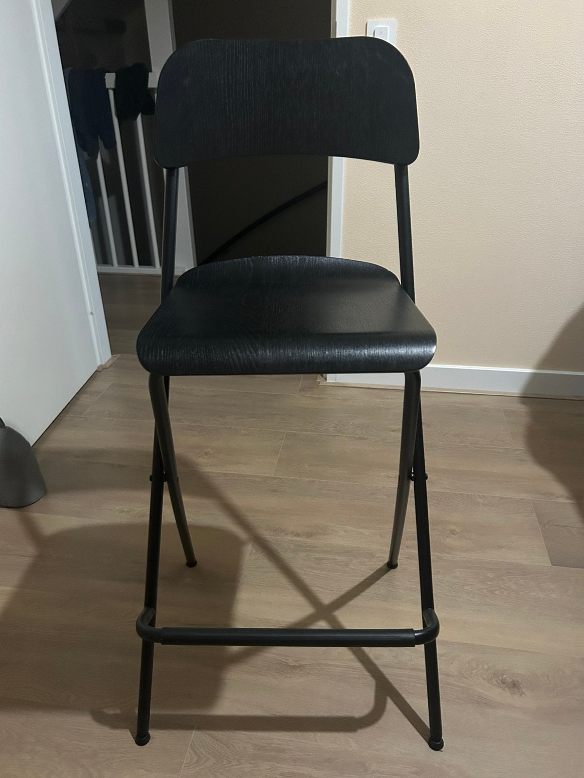 IKEA FRANKLIN barkruk zwart – inklapbaar, Huis en Inrichting, Ophalen, Gebruikt, Met voetsteun, 60 tot 90 cm