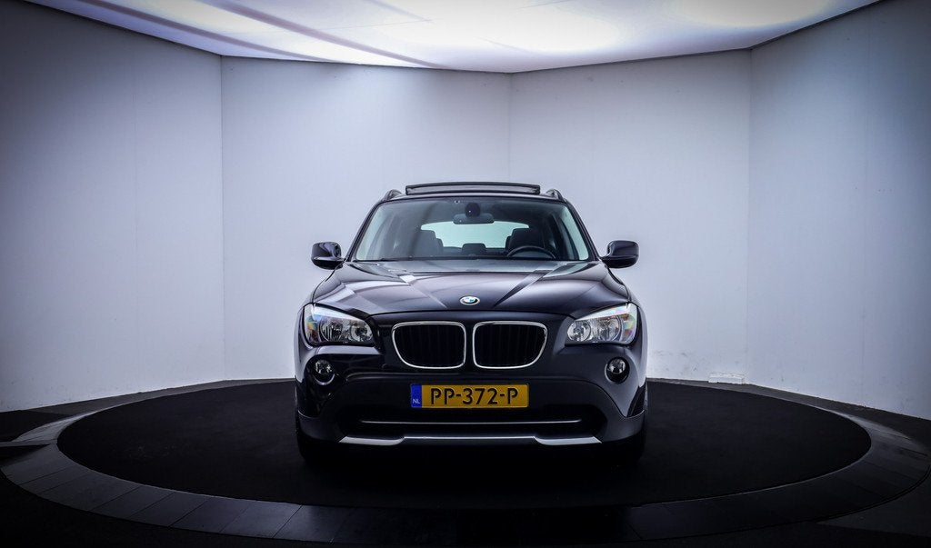 BMW X1 18i Executive PANO | LEDER | STOELVERW | NAVI | CLIMA, X1, Euro 5, Zwart, 4 cilinders