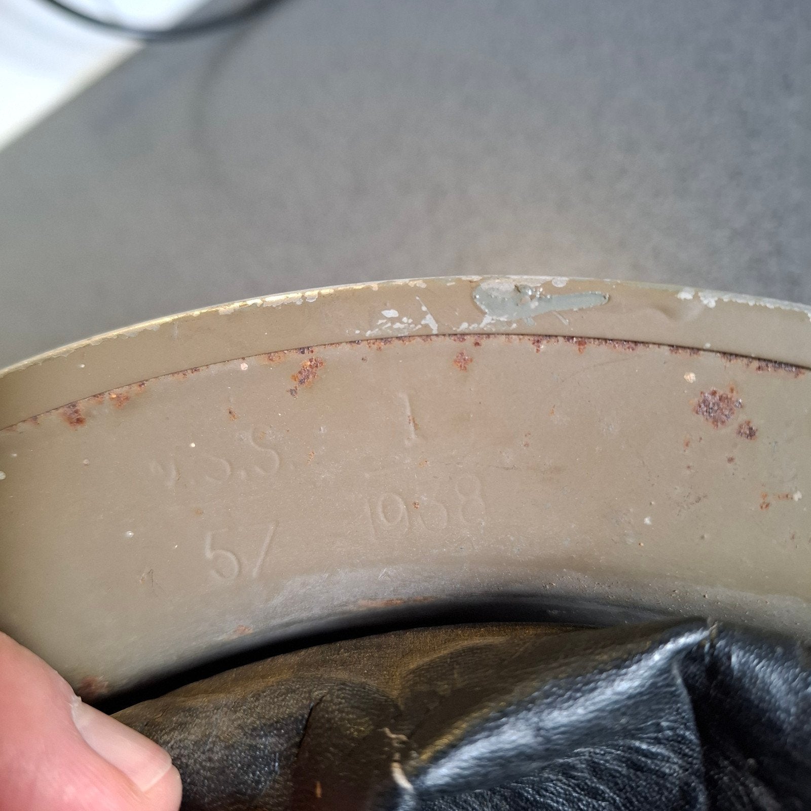 Broadie helm 1938 met nekkap zie fotos, Verzamelen, Militaria | Algemeen, Verzenden, Helm of Baret