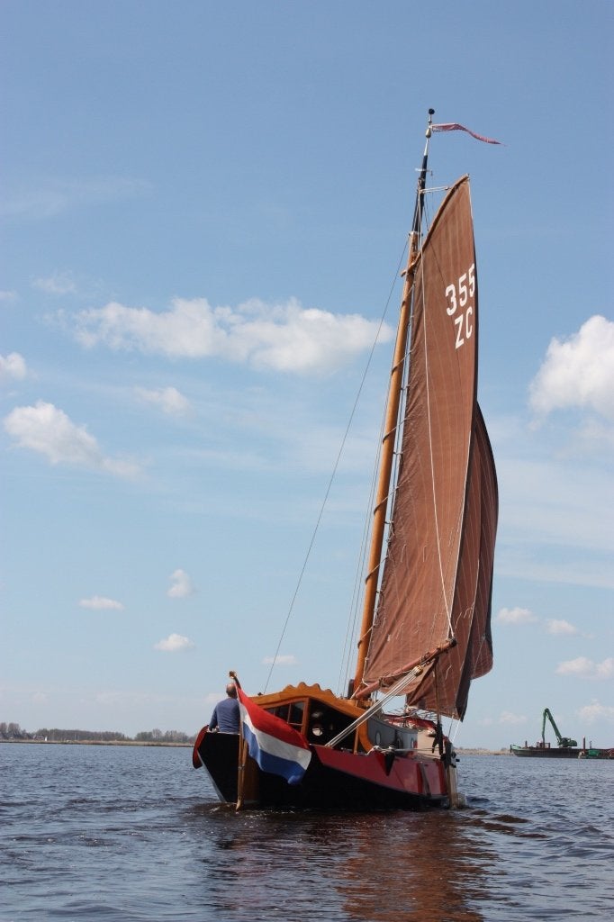 Mooi gelijnde zeeschouw met makkelijk stijkbare mast, Watersport en Boten, 9 m, Gebruikt, Staal, Binnenboordmotor