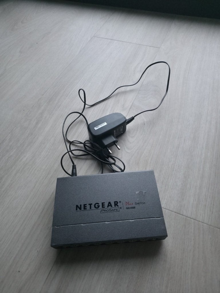 NETGEAR GS108Ev2 – 8-poorts gigabit switch incl. adapter, Computers en Software, Ophalen of Verzenden, Gebruikt