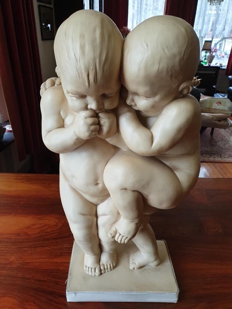 Beeldje van twee kindertjes, Ophalen