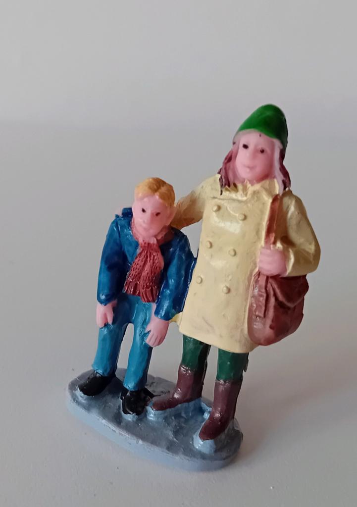 Lemax moeder en zoon, Lemax figuur Kerstdorp, Diversen, Kerst, Ophalen of Verzenden