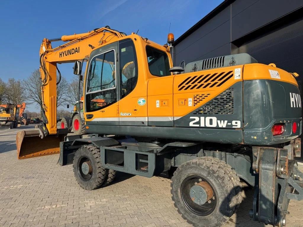 Hyundai 210-W9 LOW HOURS! 3200 HR BLADE AND STAMPS !, Zakelijke goederen, Machines en Bouw | Kranen en Graafmachines, Graafmachine