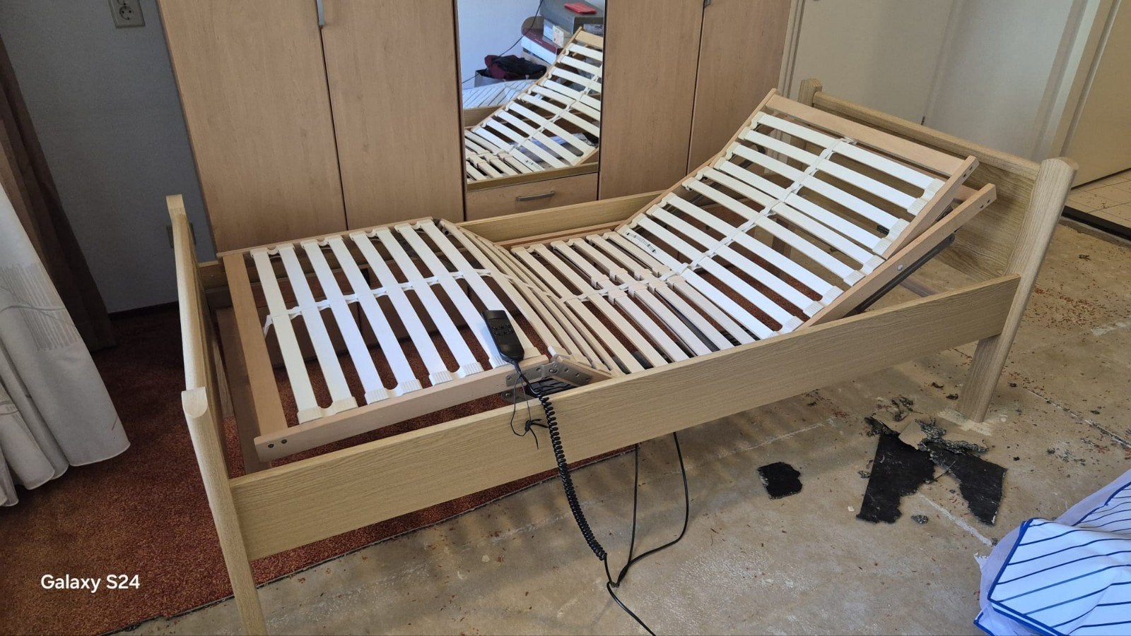 2x Eenpersoonsbed met verstelbare lattenbodem, Ophalen, 90 cm, 200 cm, Hout