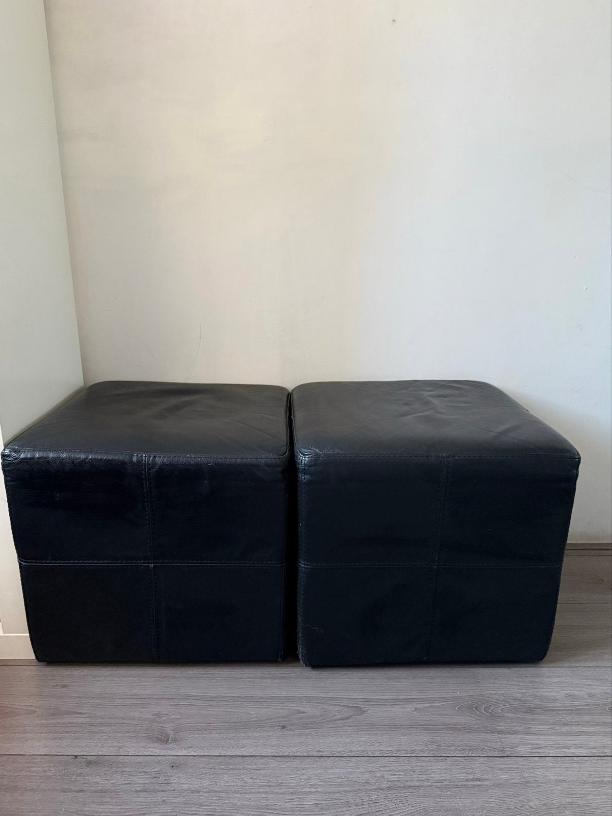 2 leren poefs, Huis en Inrichting, Banken | Voetenbanken en Poefen, Ophalen, Minder dan 50 cm, Gebruikt, Vierkant