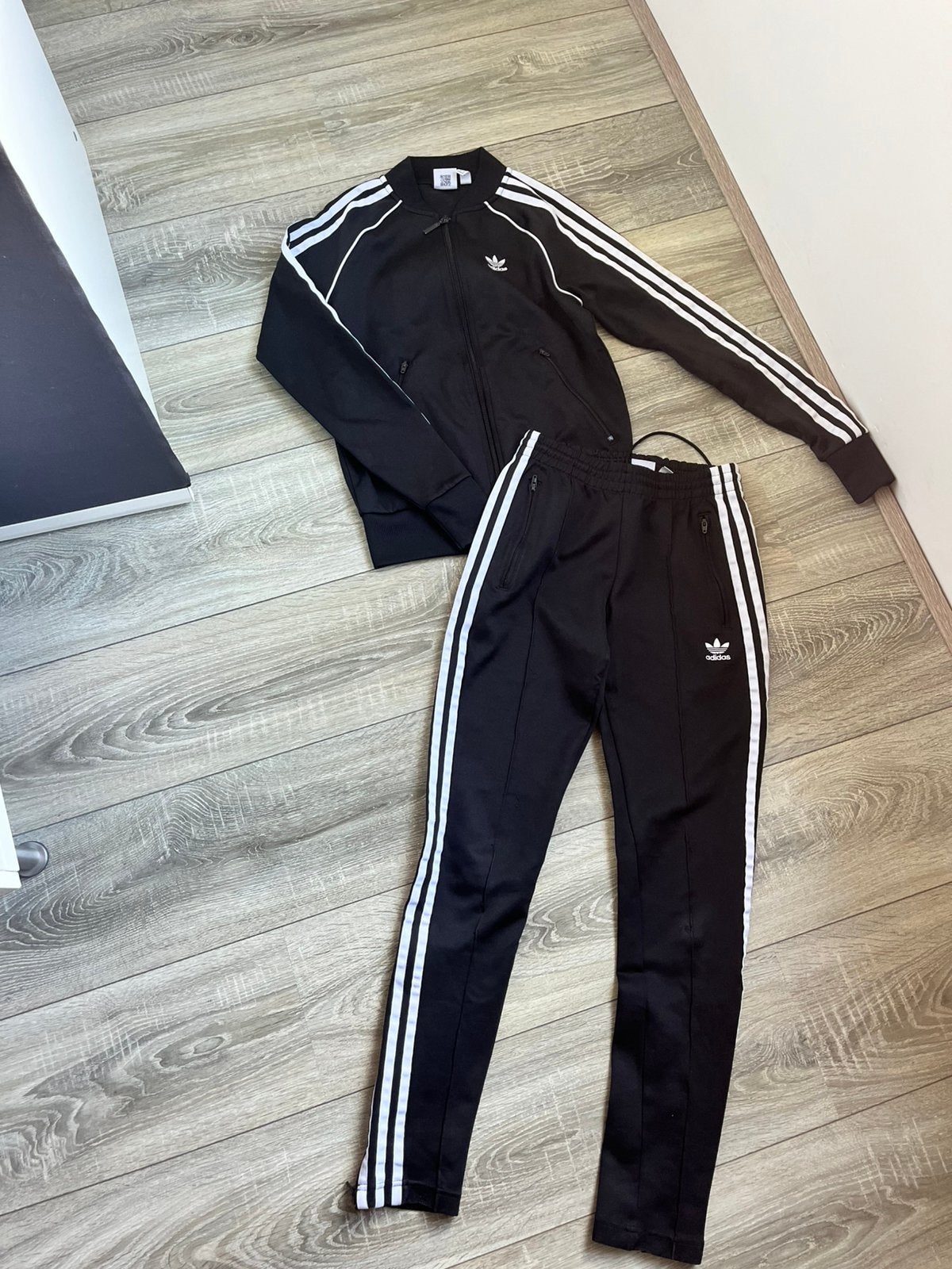 Adidas adicolor zwart trainingspak 3 stripes  xxs xs 170, Zwart, Overige typen, Ophalen of Verzenden, Maat 34 (XS) of kleiner
