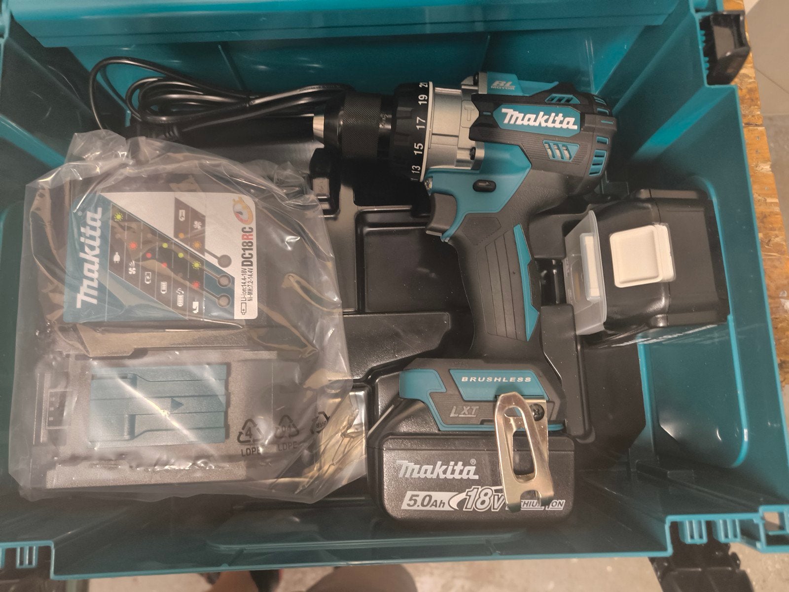 Makita DHP492RT2J Accu Klopboormachine 18V 2x 5.0Ah Nieuw, Ophalen, Nieuw, Boor- en Schroefmachine, Variabele snelheid