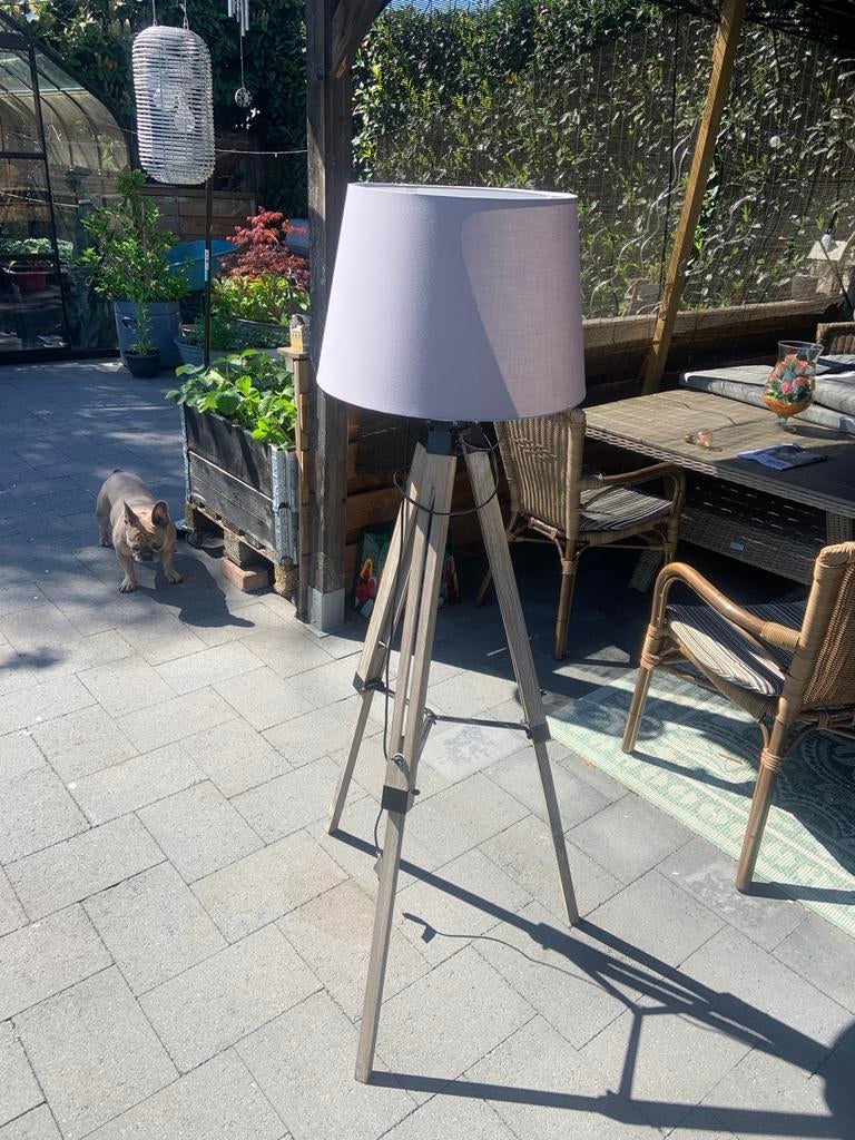 Stijlvolle vloerlamp op driepoot met stoffen kap, Huis en Inrichting, Lampen | Vloerlampen, Gebruikt, 100 tot 150 cm, Hout, Ophalen