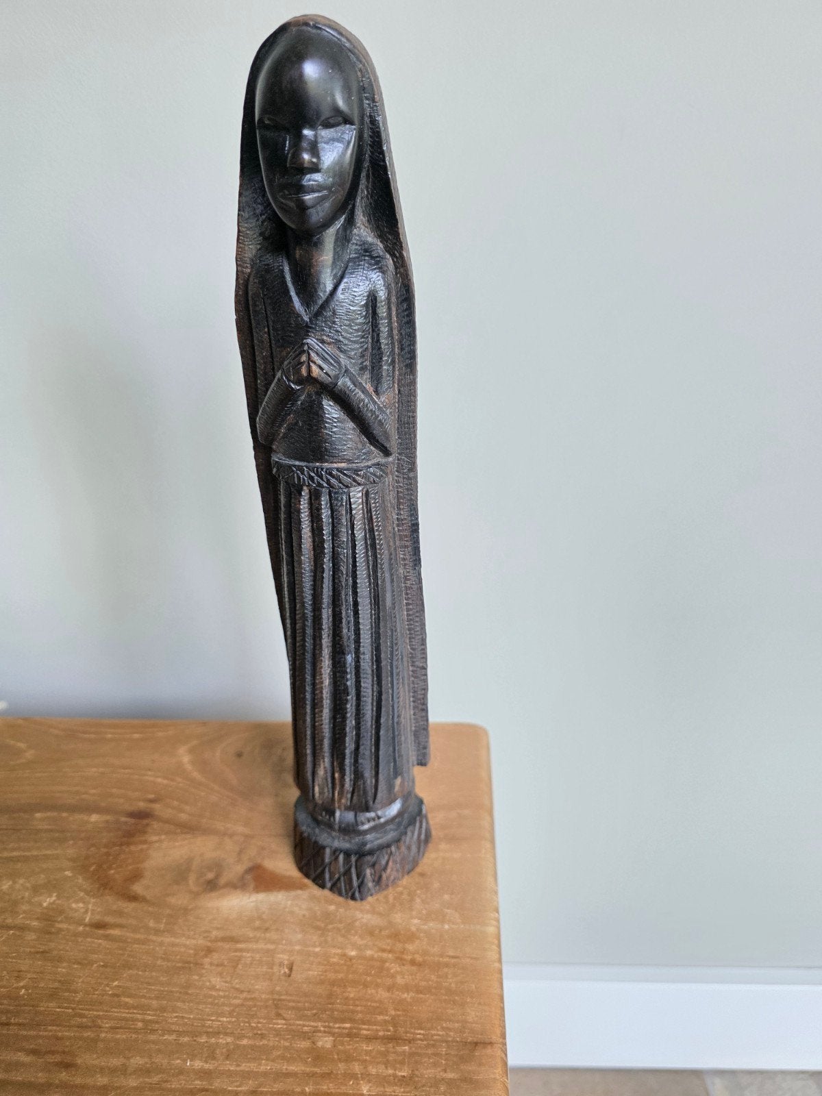 Vintage Afrikaans houten beeld van biddende vrouw, Ophalen of Verzenden, Handgemaakt, 20 - 50 cm, Beeld