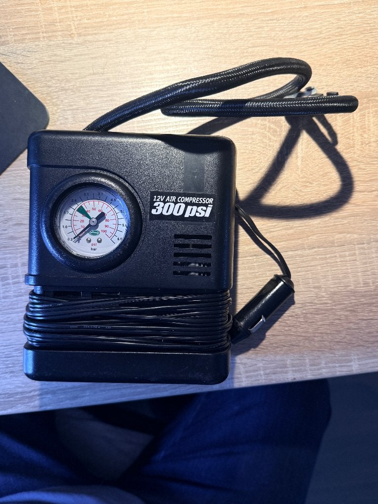 12V Bandenreparatie compressor, Verzenden, Gebruikt