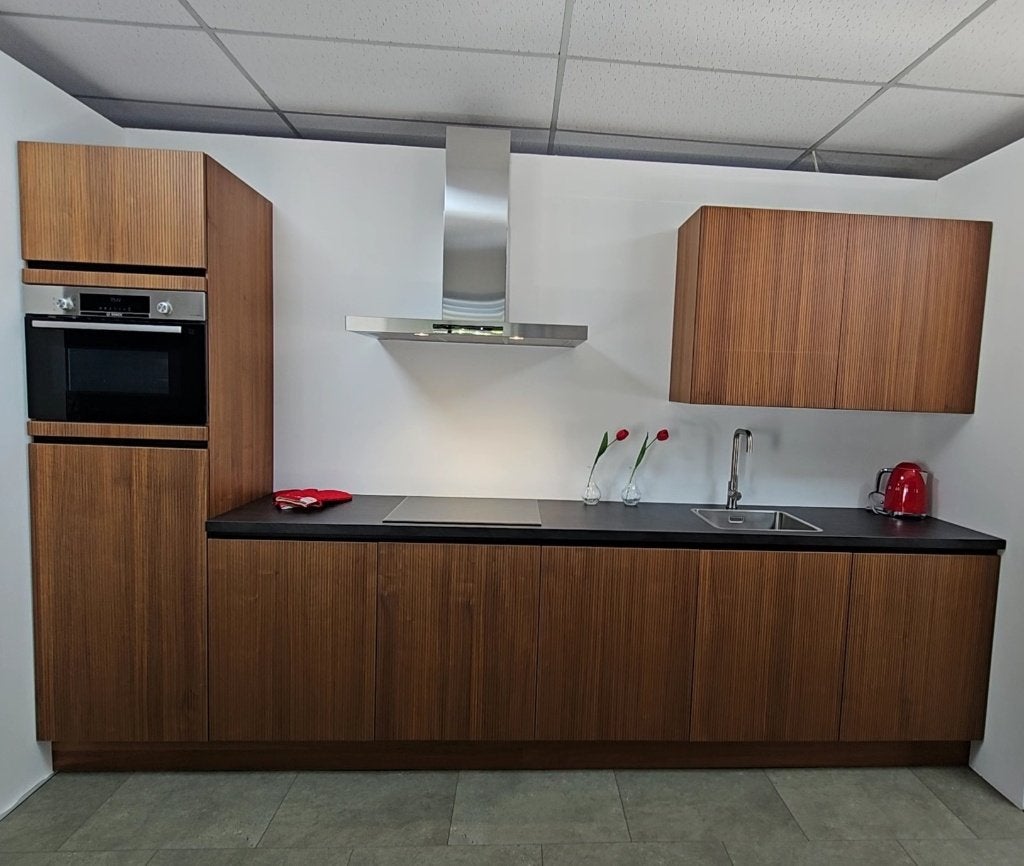 Showroomkeuken notenhout compleet met Bosch apparatuur, Huis en Inrichting, Nieuw, 200 cm of meer, Werkstraße 3 32289 Rödinghausen Duitsland