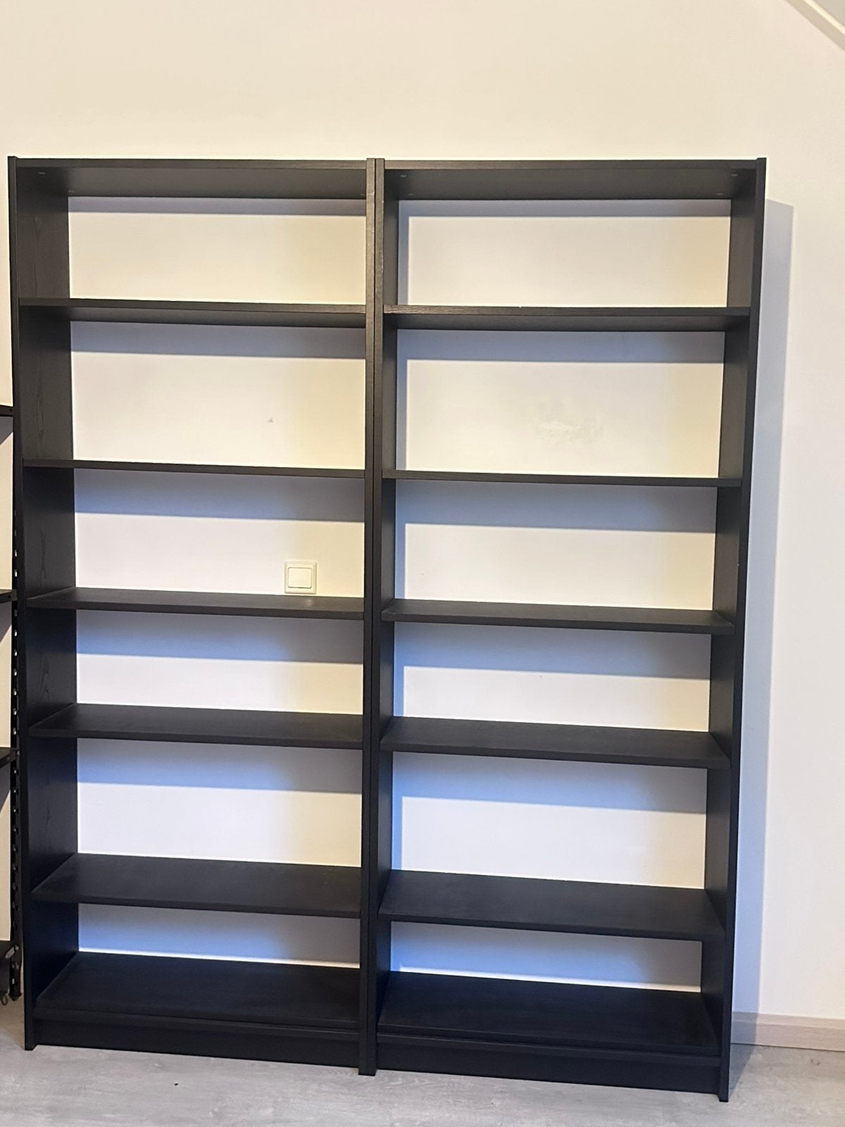 Hoge boekenkast donkerbruin /zwart / 2stuks, Dieren en Toebehoren, Ophalen, Zo goed als nieuw