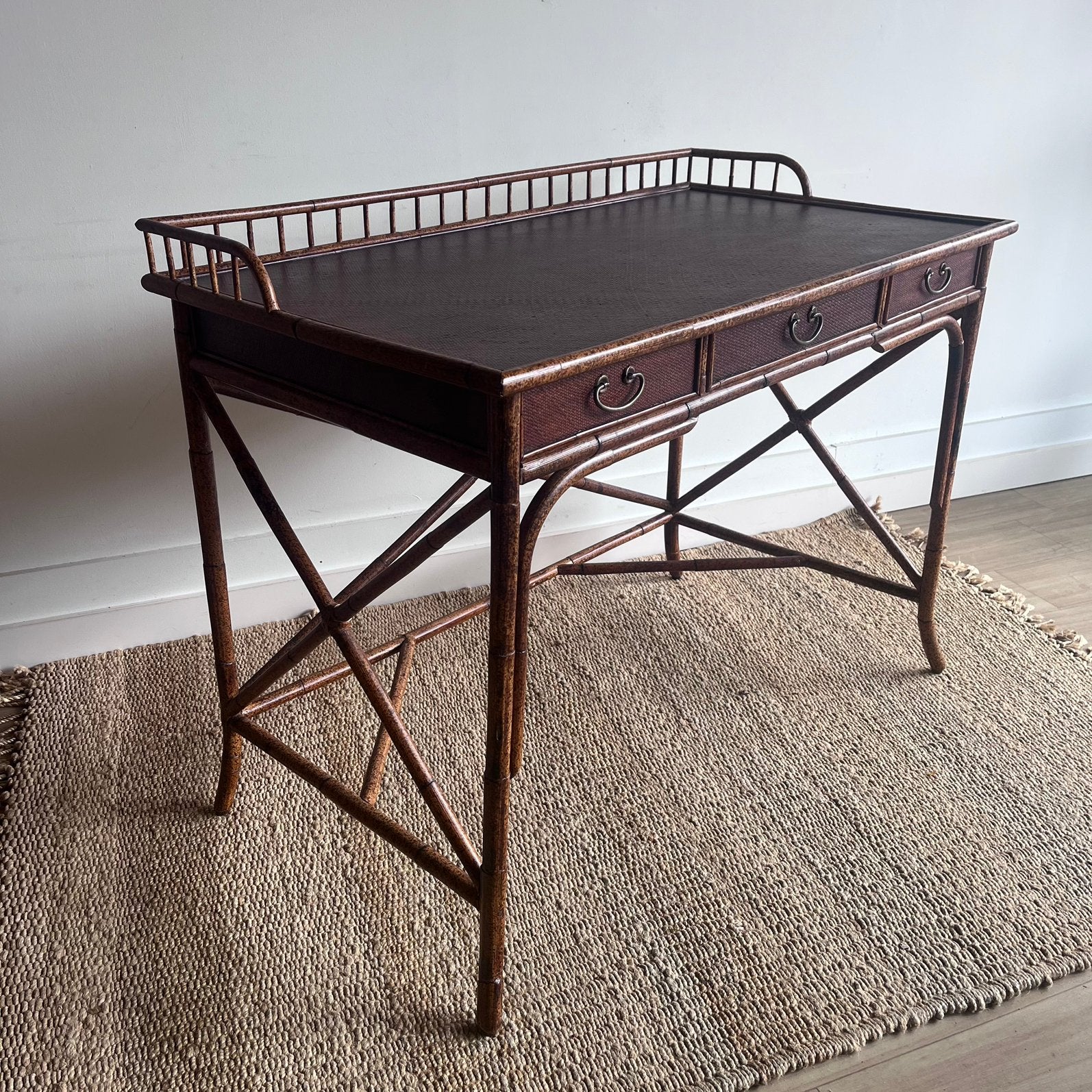 Antiek Hemingway Chinoiserie stijl sidetable bureau rotan, Antiek en Kunst, Antiek | Meubels | Tafels, Ophalen