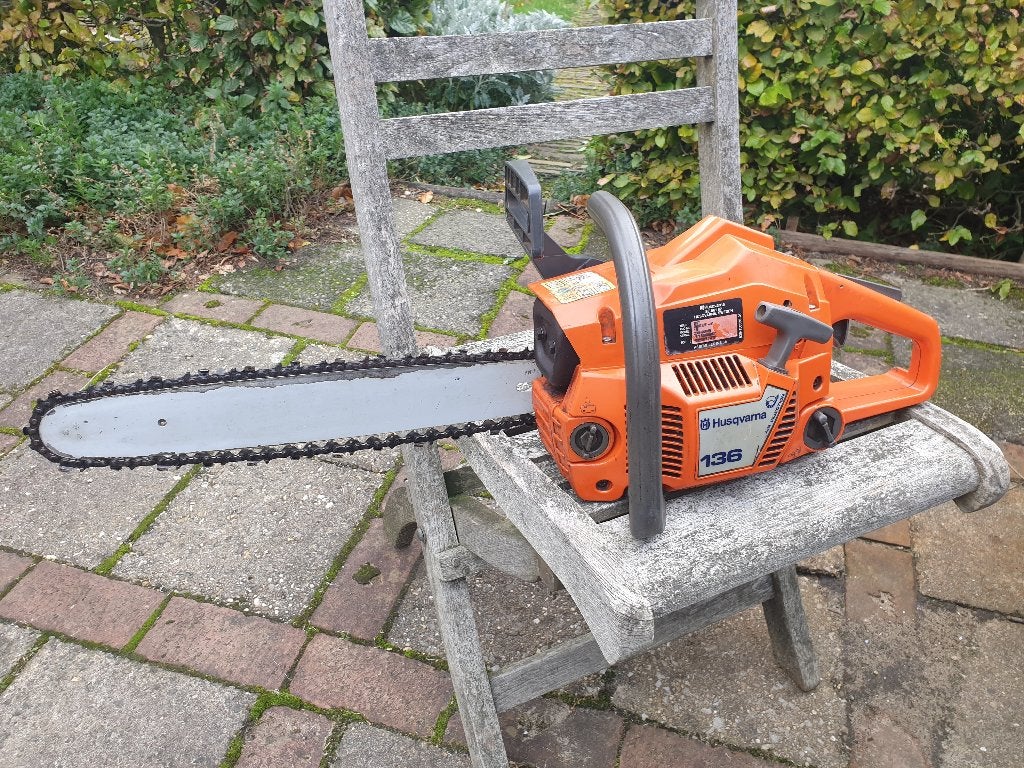 husqvarna kettingzaag - zeer goede staat en met volle tank, Ophalen of Verzenden, Zo goed als nieuw, Overige soorten, HUSQVARNA